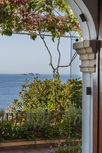 Others 5, Albergo California, Salerno