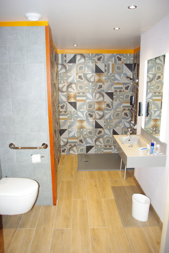 Bathroom 4, greet Paris Porte de la Chapelle-Aréna, Paris