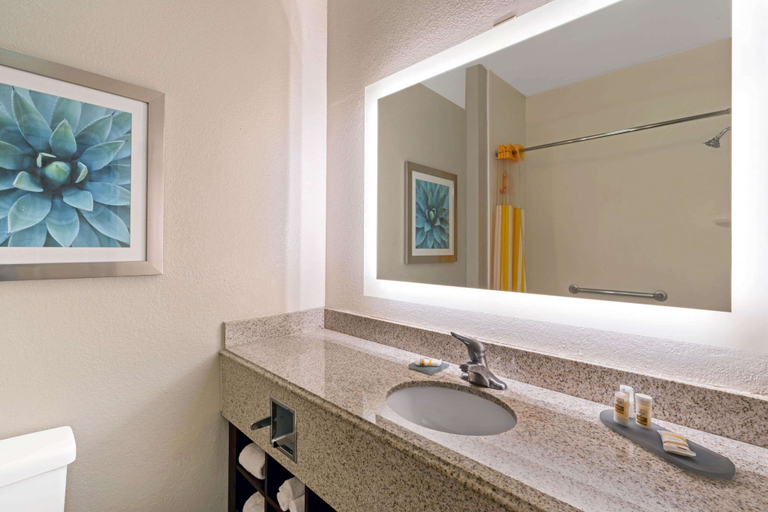 Bathroom 4, La Quinta Inn & Suites by Wyndham Phoenix I-10 West, Maricopa