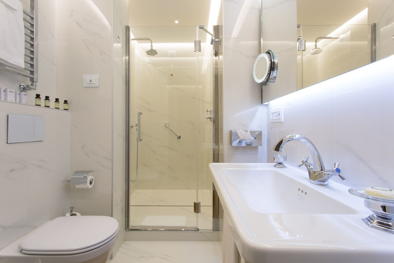 Bathroom 5, Hotel degli Artisti, Roma