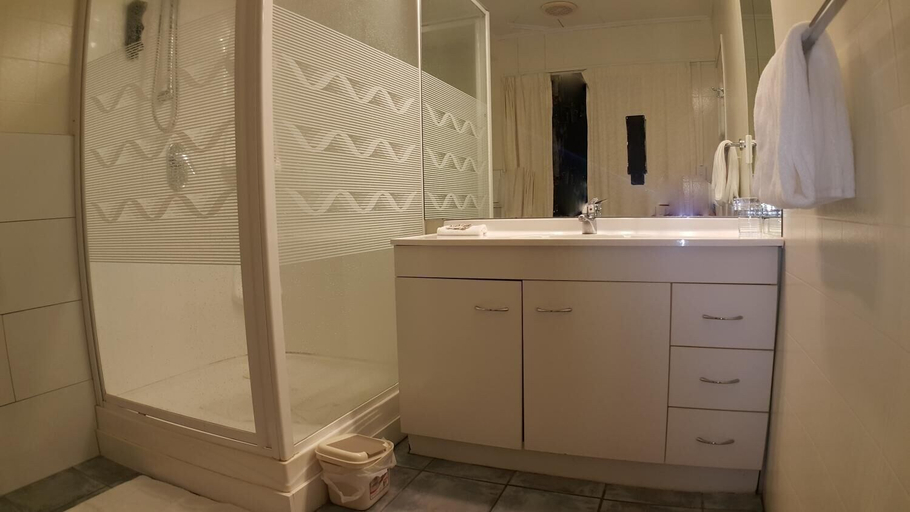 Bathroom 4, Austria Motel, Far North