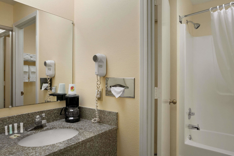 Bathroom 5, Super 8 by Wyndham Columbia City, Whitley