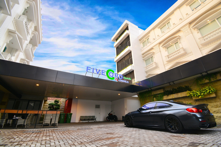 Exterior & Views 25