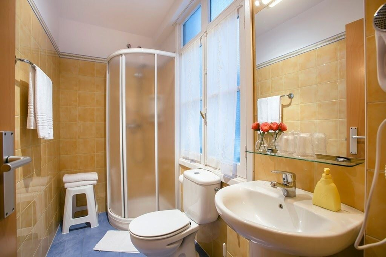 Bathroom 4, Pension Nuevas Artes, Guipúzcoa