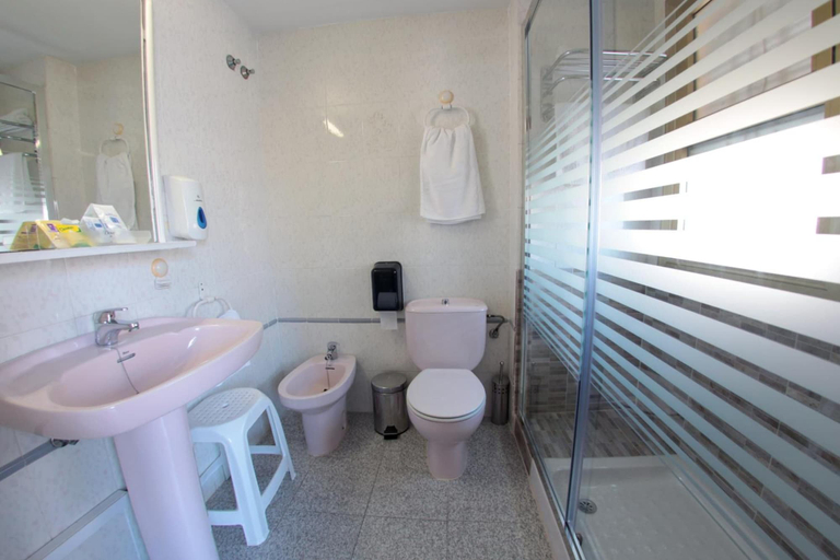Bathroom 4, Hotel Mediterraneo, Alicante