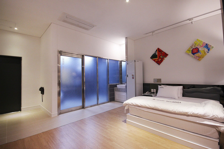 Bedroom 4, Hotel Insomnia, Buk