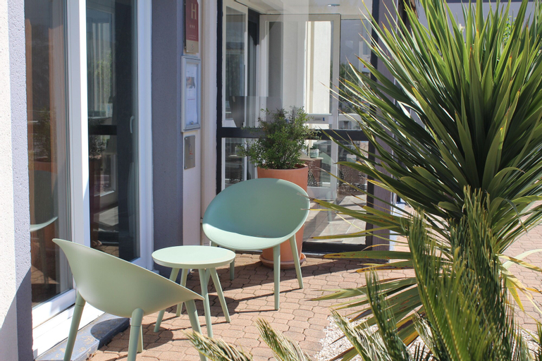 Exterior & Views 26