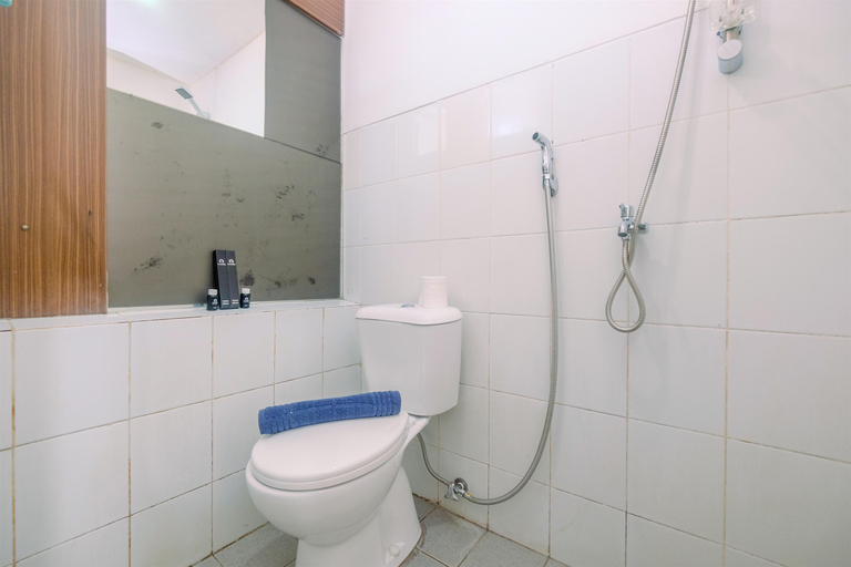 Bathroom 5, Compact and Modern Studio Kalibata City Apartment By Travelio, South Jakarta