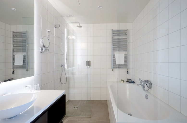 Bathroom 5, Fosshotel Reykjavik, Reykjavík