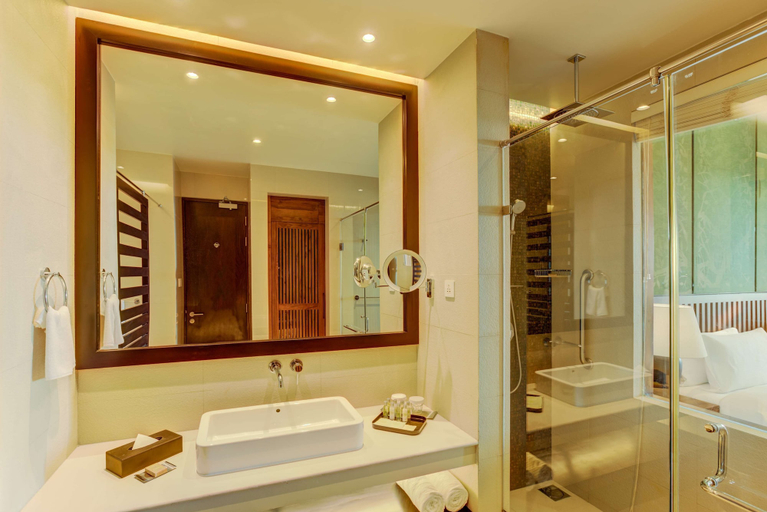 Bathroom 5, DoubleTree by Hilton Weerawila Rajawarna Resort, Thissamaharama