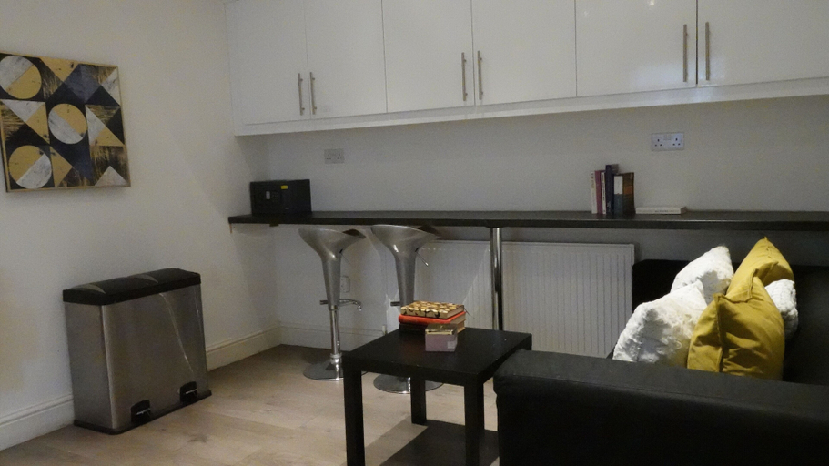 Others 3, Grand Airport Ensuites, London