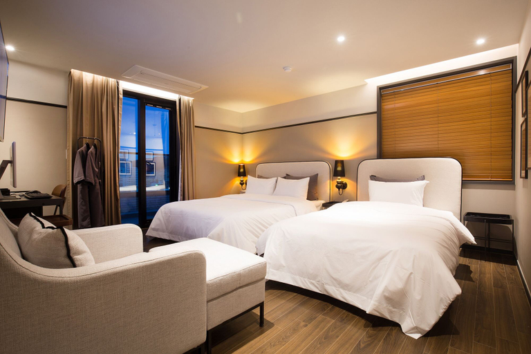 Bedroom 3, Brown-Dot Choup, Busanjin