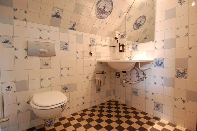 Bathroom 5, Hotel De Plataan Delft Centrum, Delft