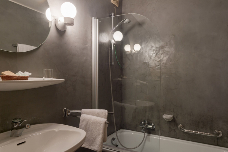 Bathroom 3, Hostellerie Sainte-Cécile, The Originals Relais, Luxembourg