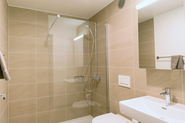 Bathroom 3, Hitrental Messe Apartments, Basel