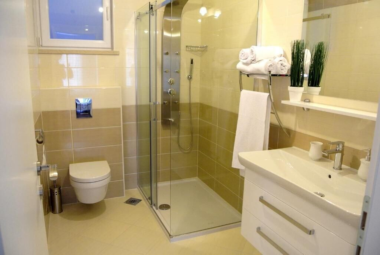 Bathroom 3, 55 & 54 Stairs Apartments, Dubrovnik