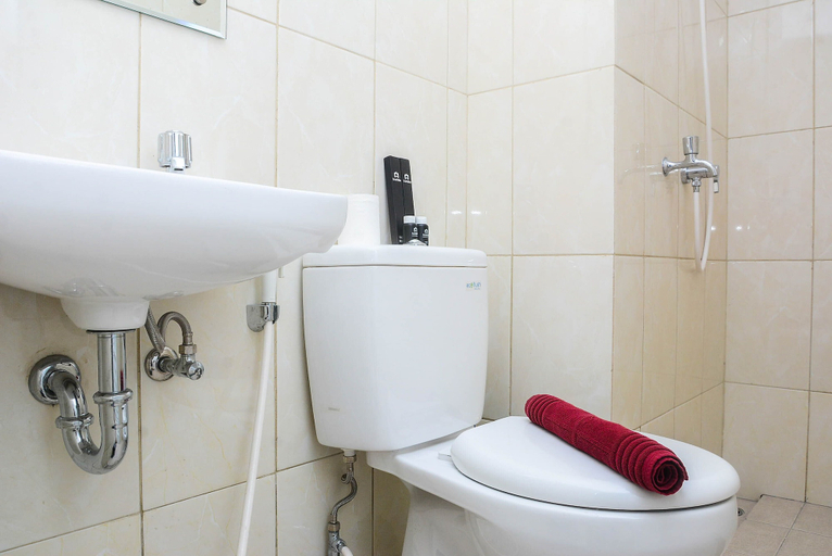 Bathroom 3, Best and Relax 2BR Springlake Summarecon Apartment, Bekasi