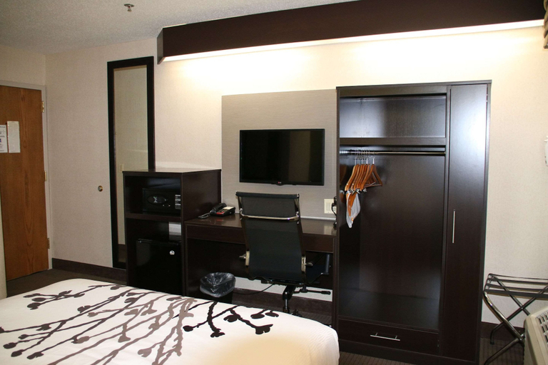 Bedroom 3, Sleep Inn near Great Lakes Naval Base, Lake