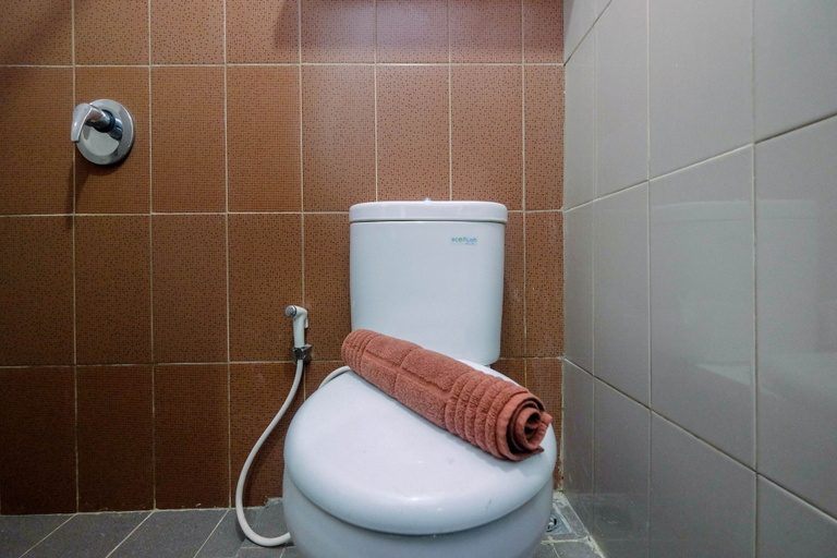 Bathroom 5, Enjoy 1BR Apartment at Atlanta Residence By Travelio, Depok