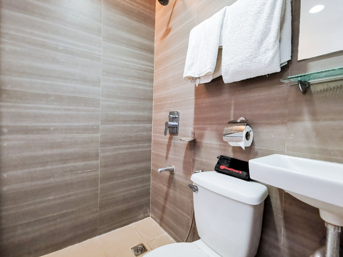 Bathroom 4, RedDoorz near Trade School Gensan, General Santos City