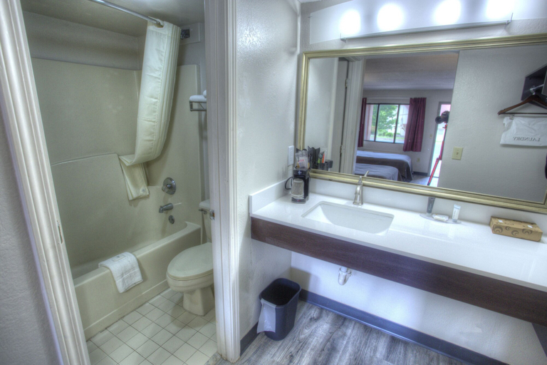Bathroom 3, Econo Lodge Helen, White