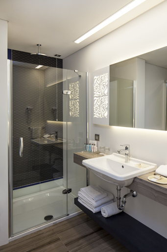 Bathroom 5, Ramada Hotel & Suites by Wyndham Izmir Kemalpasa, Kemalpaşa