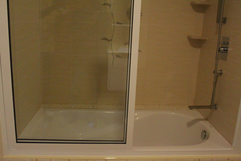 Bathroom 5, Six In One, Malé