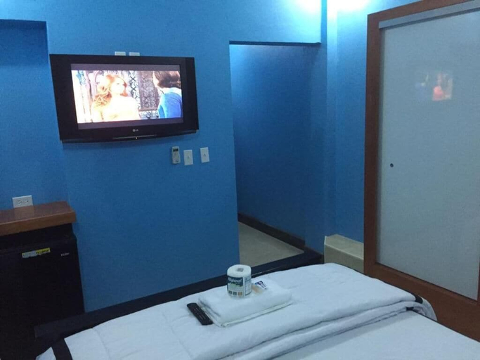 Bedroom 4, Hotel Hop & Cart rental Ltd