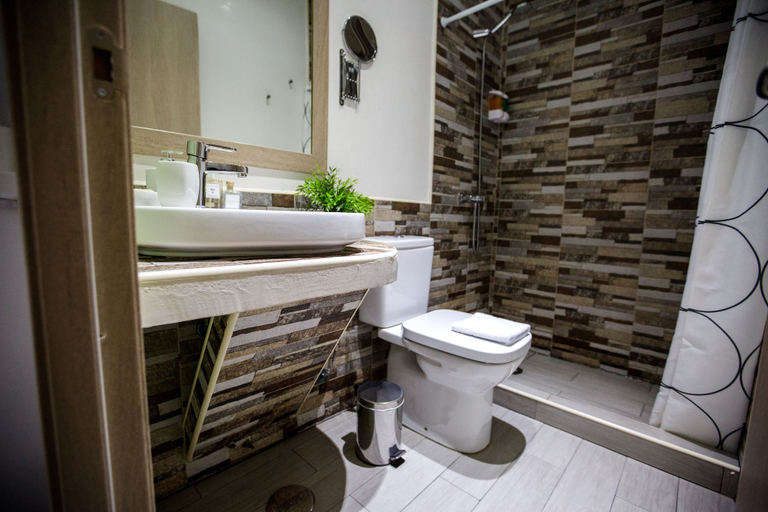 Bathroom 3, Hostal Adis, Madrid