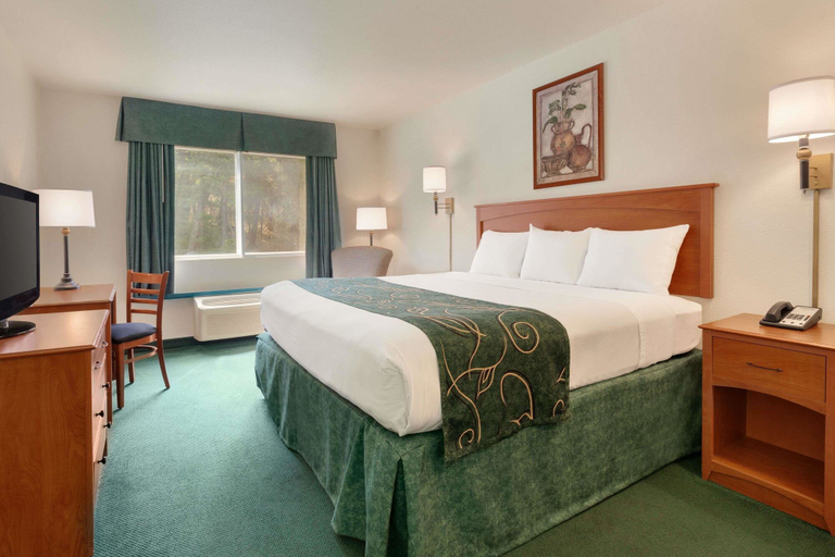 Bedroom 2, Travelodge by Wyndham Dunsmuir, Siskiyou