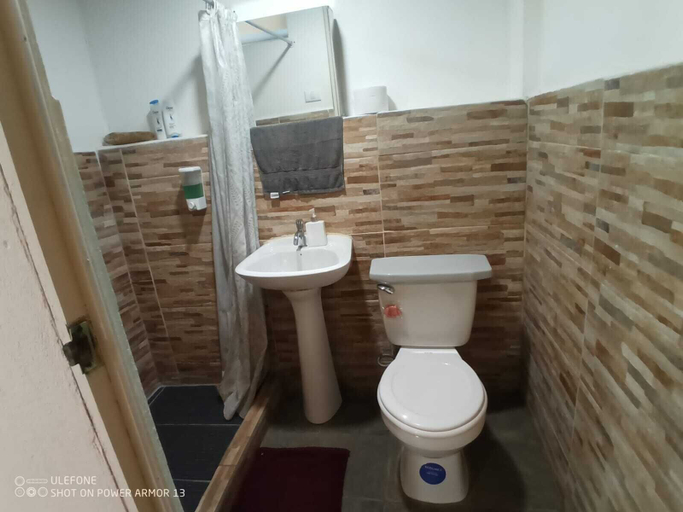 Bathroom 3, Hogar tico- estadounidense, Alajuela