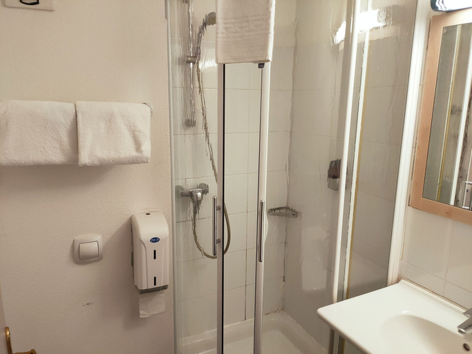 Bathroom 3, Brit Hôtel Cahors Nord, Lot