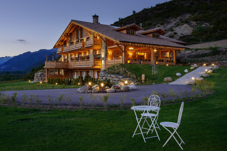 Exterior & Views