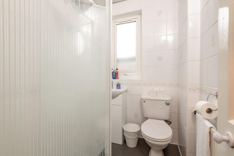Bathroom 5, Homely Central 2 Bed Flat with Parking, Fife