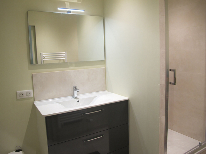 Bathroom 5, La Garonde, Nord