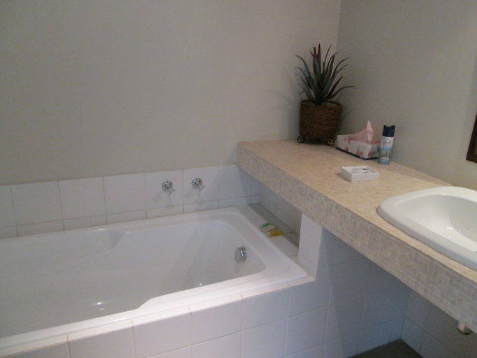 Bathroom 4, Kwa Jabu Accommodation, Umgungundlovu