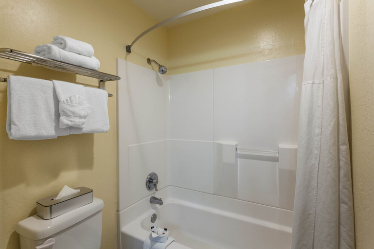 Bedroom 5, Days Inn by Wyndham Hayward Airport, Alameda