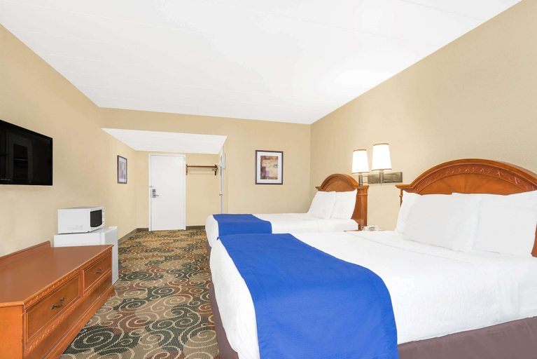 Bedroom 3, Travelodge by Wyndham Lima OH, Allen