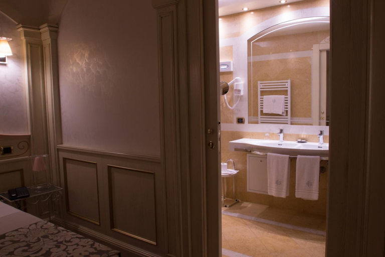 Bathroom 5, Colomba D'Oro Hotel, Verona
