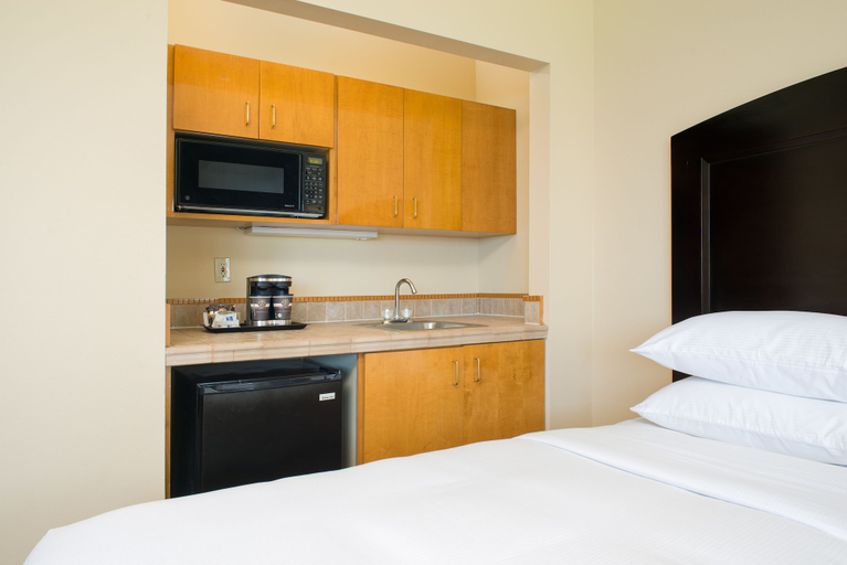 Bedroom 4, DoubleTree Resort & Spa by Hilton Ocean Point-N. Miami Beach, Miami-Dade