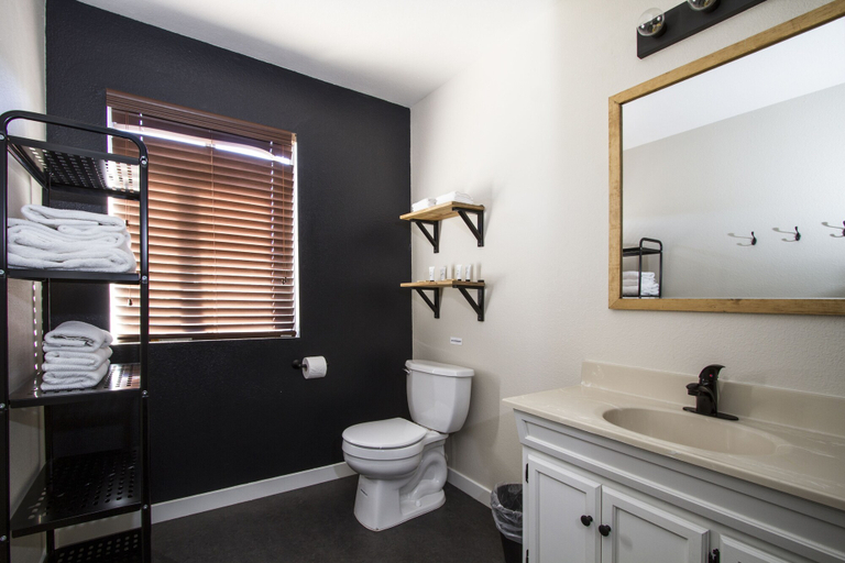 Bathroom 3, Noon Lodge at Mallard Bay, San Bernardino