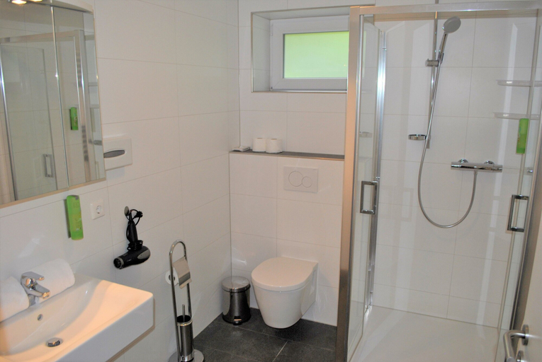 Bathroom 4, Hotel & Chalets Herrihof, Lörrach