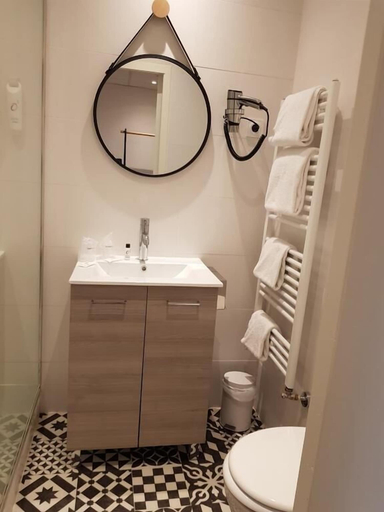 Bathroom 5, The Originals Boutique, Grand Hôtel St Pierre, Cantal