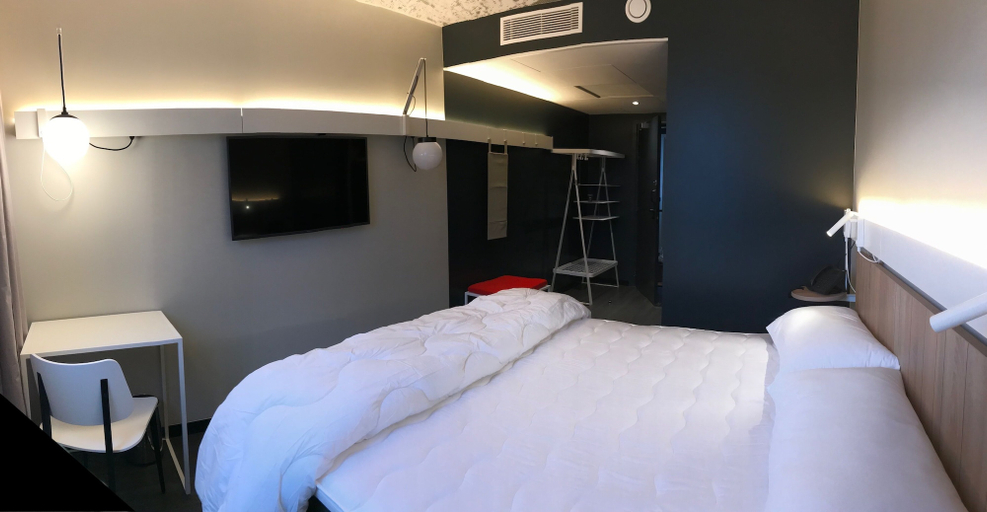 Bedroom 3, ibis Montlhery Paris Sud, Essonne