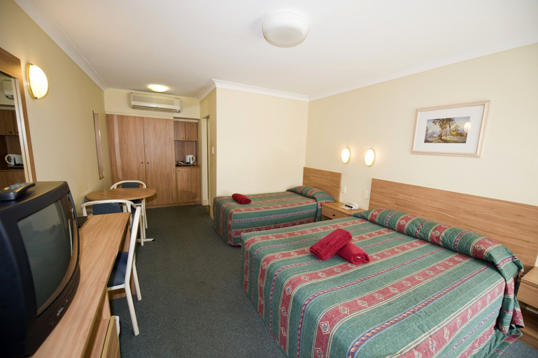 Bedroom 2, Colonial Court Motor Inn, Kempsey