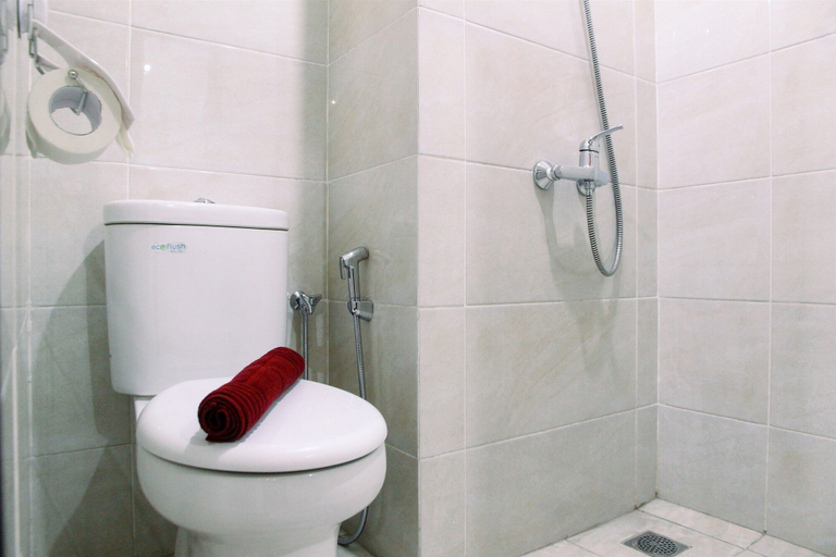 Bathroom 5, Comfy Studio Mustika Golf Residence Apartment By Travelio, Cikarang
