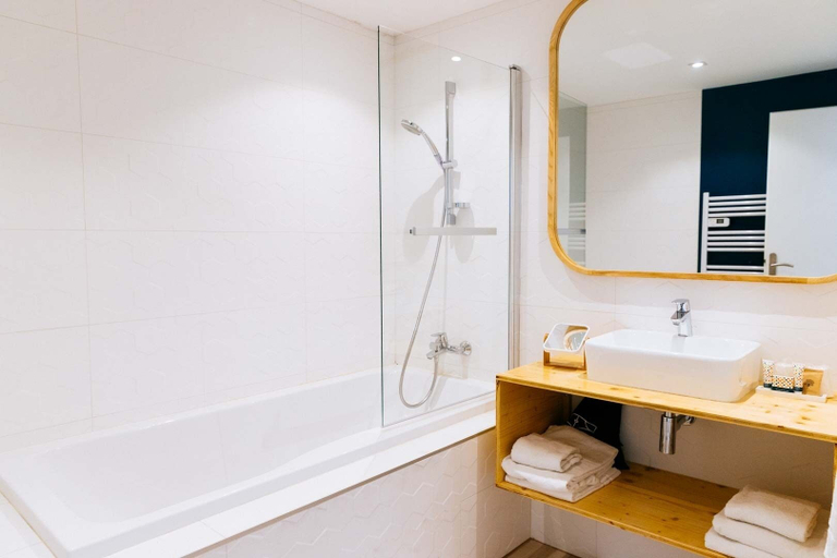 Bathroom 4, Hotel Cafe Miramar, Gard
