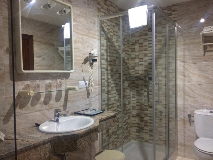 Bathroom 3, El Carmen, Asturias