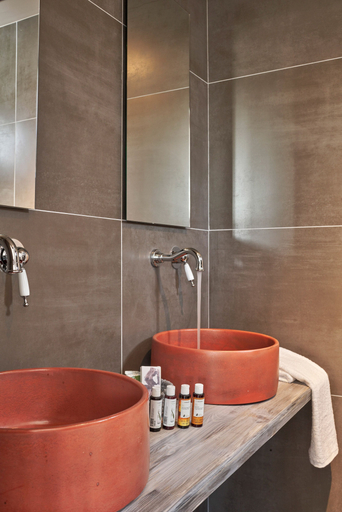 Bathroom 5, 18 Micon Street, Attica
