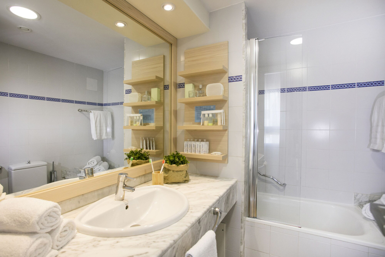 Bathroom 5, Hotel Monterrey Roses by Pierre & Vacances, Girona
